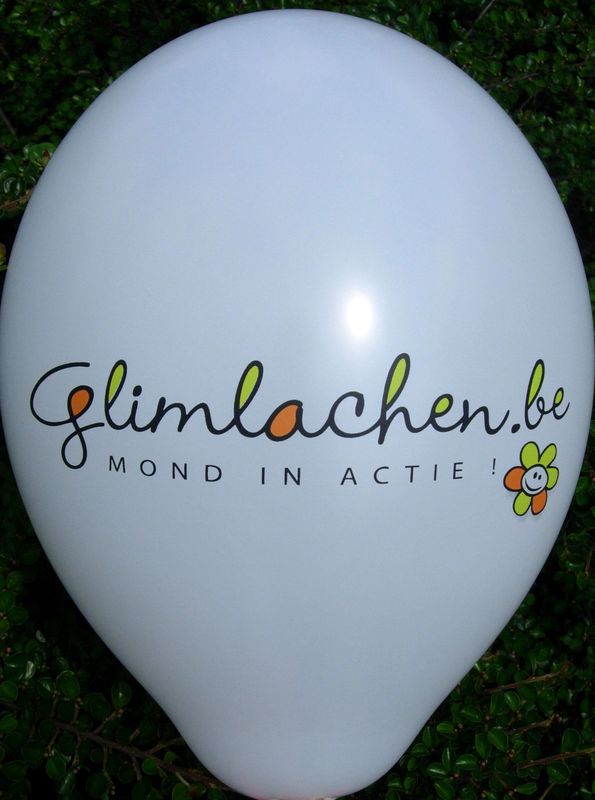 Spot-colour print on a balloon: glimlachen.be