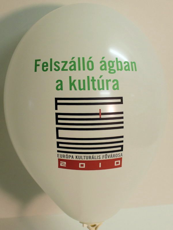 Spot-colour print on a balloon: 'Felszálló ágban a kultúra'