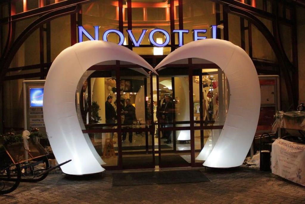 Inflatable arch at a hotel entrance